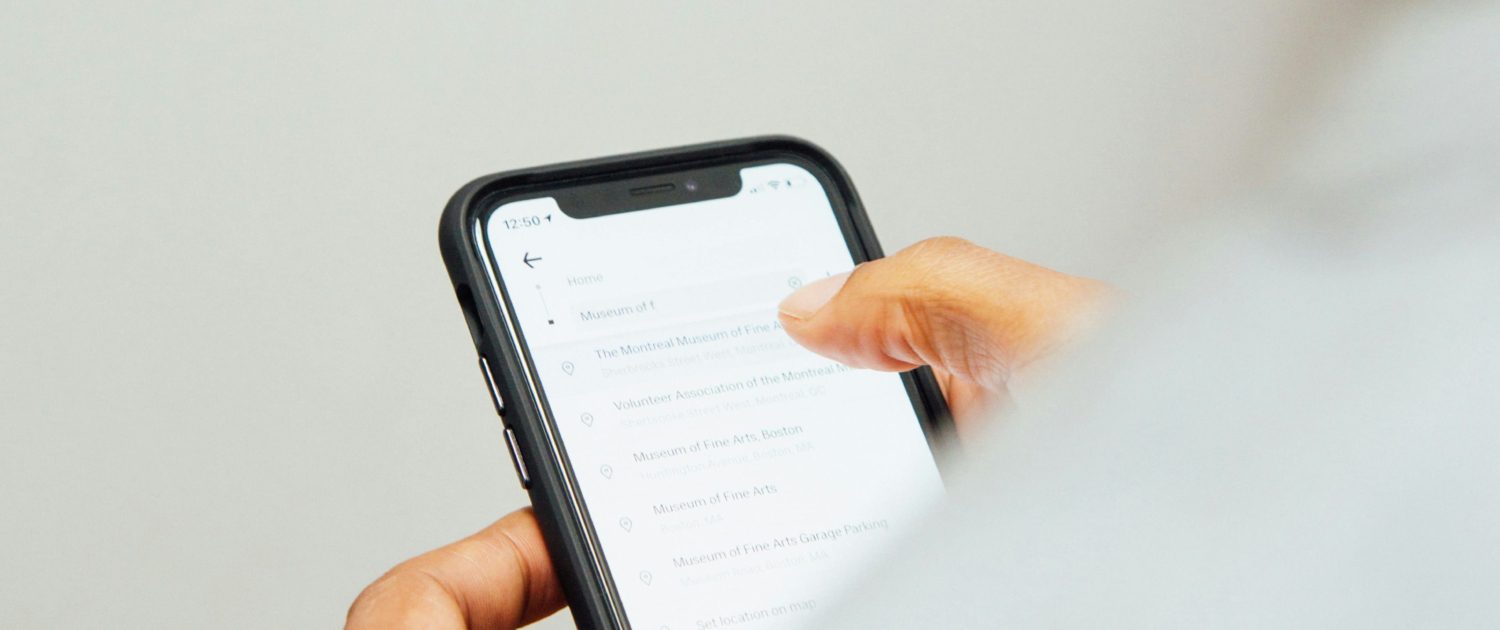 telefon-instellningar-stresshantering en person som håller i en iPhone