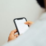 en person som håller i en iPhone